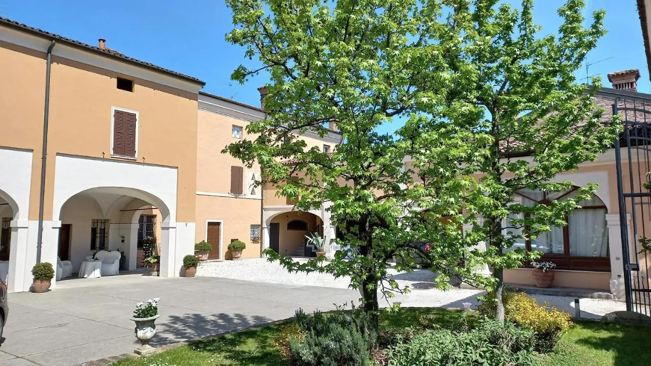 Piccola Corte Antica Corticelle Pieve 0*,  Italia